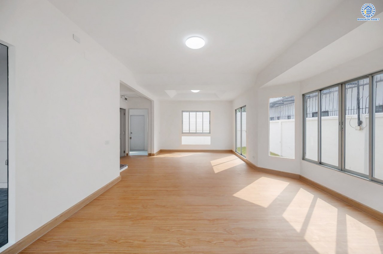 บ้านมือสองตกแต่งใหม่ โครงการ พฤกษ์ลดา พุทธสาคร หลังมุม จากแบรนด์ LH บนเนื้อที่ 54.5 ตร.ว. พื้นที่ใช้สอย 153.89 ตร.ม. ฟังก์ชัน 3 ห้องนอน 2 ห้องน้ำ จอดรถได้ 2 คัน เชื่อมต่อถนนเพชรเกษม, ถนนพุทธมณฑลสาย4, ถนนบรมราชชนนี ใกล้รถไฟฟ้าสายสีน้ำเงิน "สถานีหลักสอง" และ The Mall บางแค